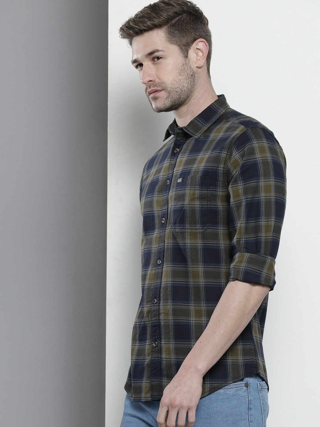 Ivaan Large-scale plaid shirt.