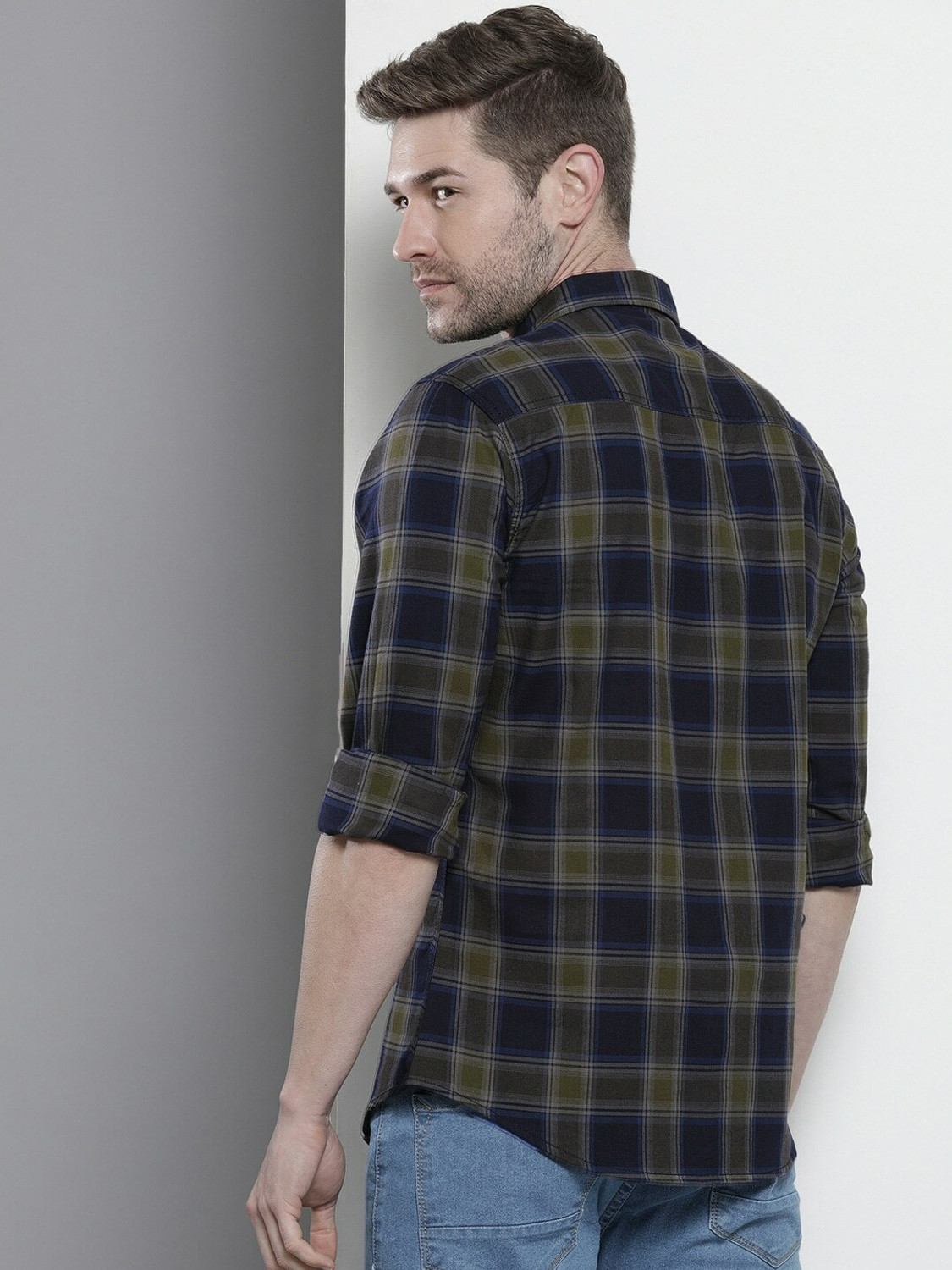 Ivaan Large-scale plaid shirt.