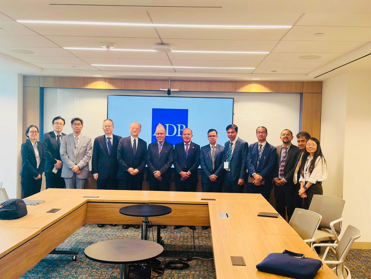 अर्थमन्त्रीद्वारा एसियाली विकास बैकका अध्यक्षसँग भेटवार्ता