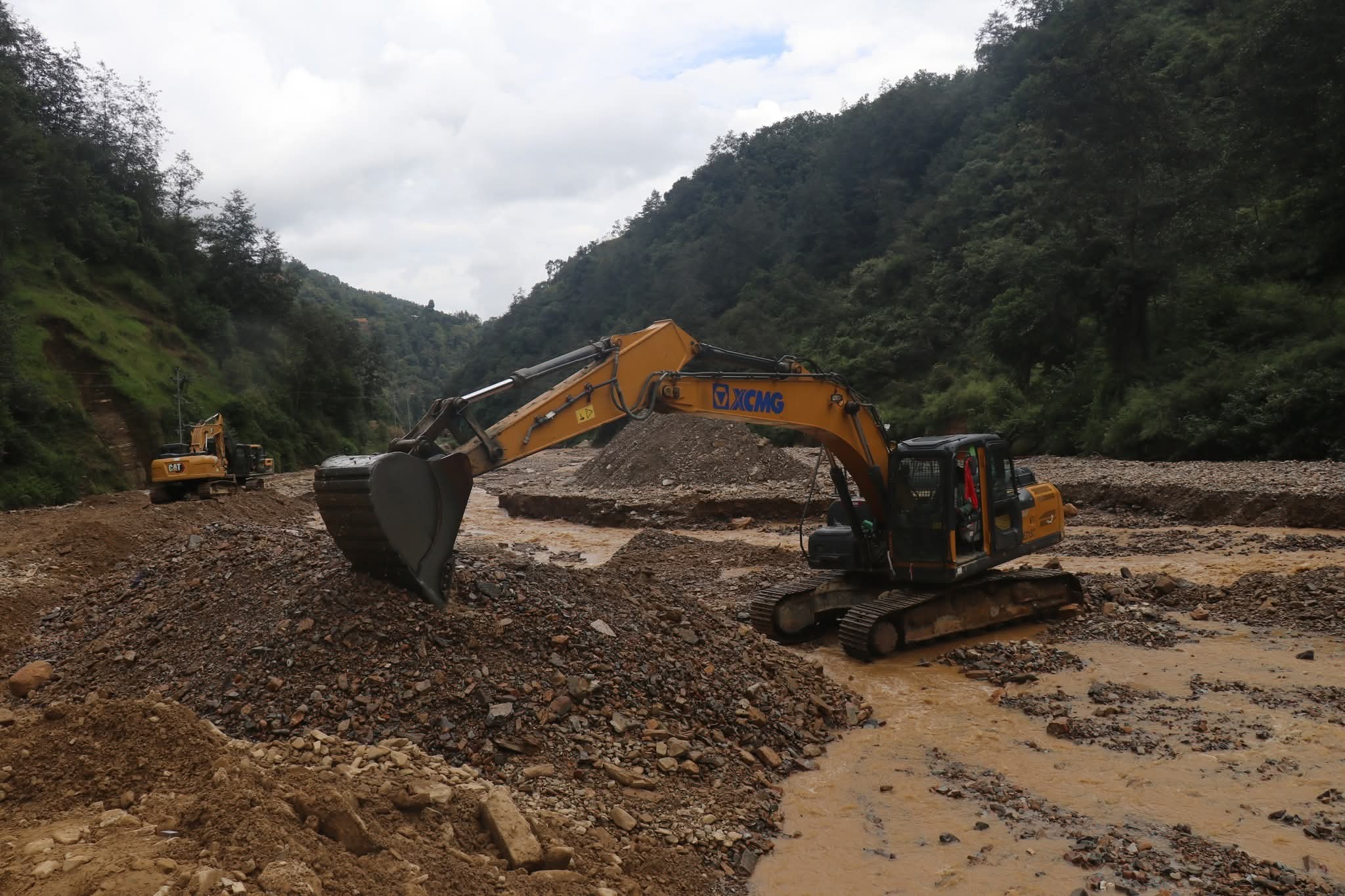 बाढीपहिरोका कारण क्षति पुगेका सडकका संरचना पुनर्निर्माणमा करिब १२ अर्ब ३८ करोड रुपैयाँ लाग्ने अनुमान