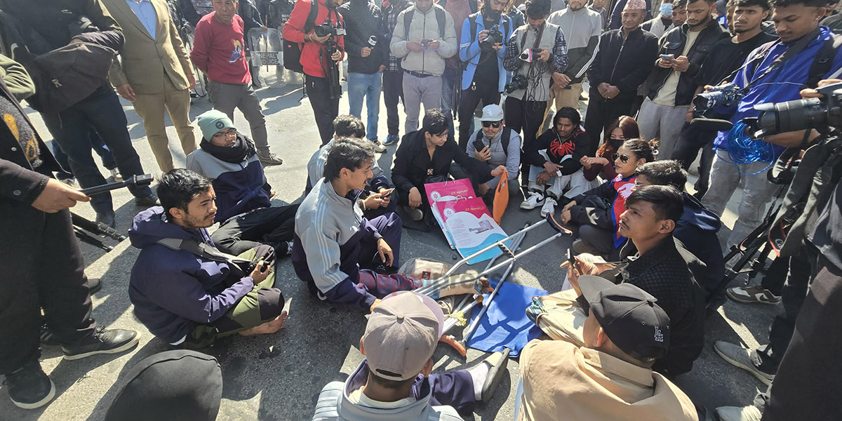 एमालेका कार्यकर्ता आउन नदिने भन्दै माइतीघर पुगे जेन-जी समुह