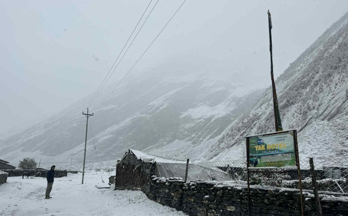 उत्तरी गोरखामा भारी हिमपात हँदा पर्यटक प्रभावित