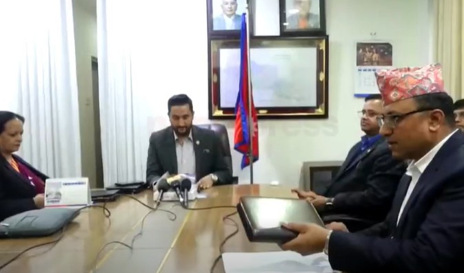 सञ्चारमन्त्रीलाई बुझाइयो टेलिकम बिलिङ ठेक्का अध्ययन प्रतिवेदन