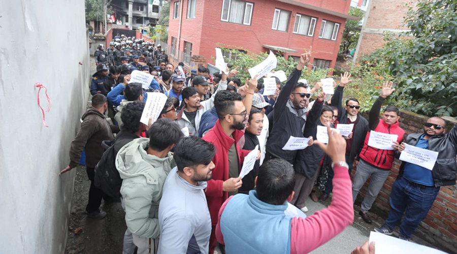 युवा कार्यकर्ताले लगाए कांग्रेस केन्द्रीय कार्यालयको मूल गेटमा ताला