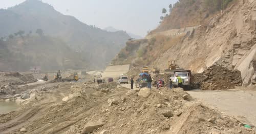 वर्षाका कारण बीपी राजमार्ग पूर्णरुपमा अवरुद्ध