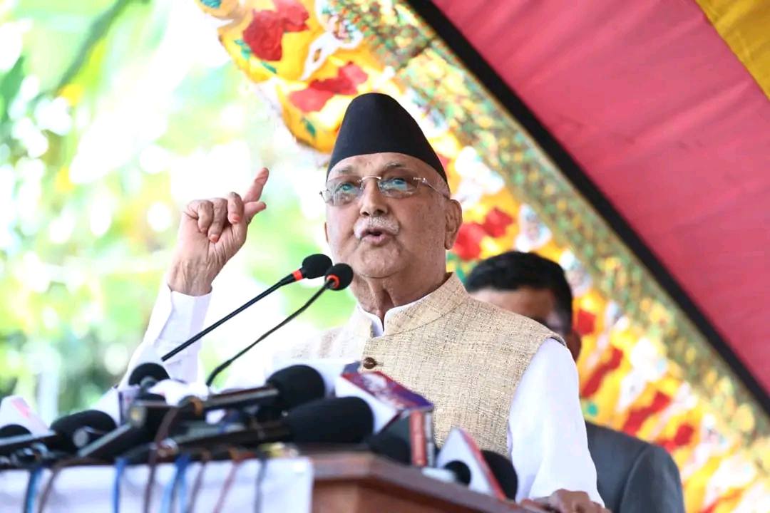 गृहमन्त्रीलाई केपी ओलीको चेतावनी : बाबु पनि धेरै नचम्किनू, देश चलाउने कुरा ख्याल ठट्टा होइन