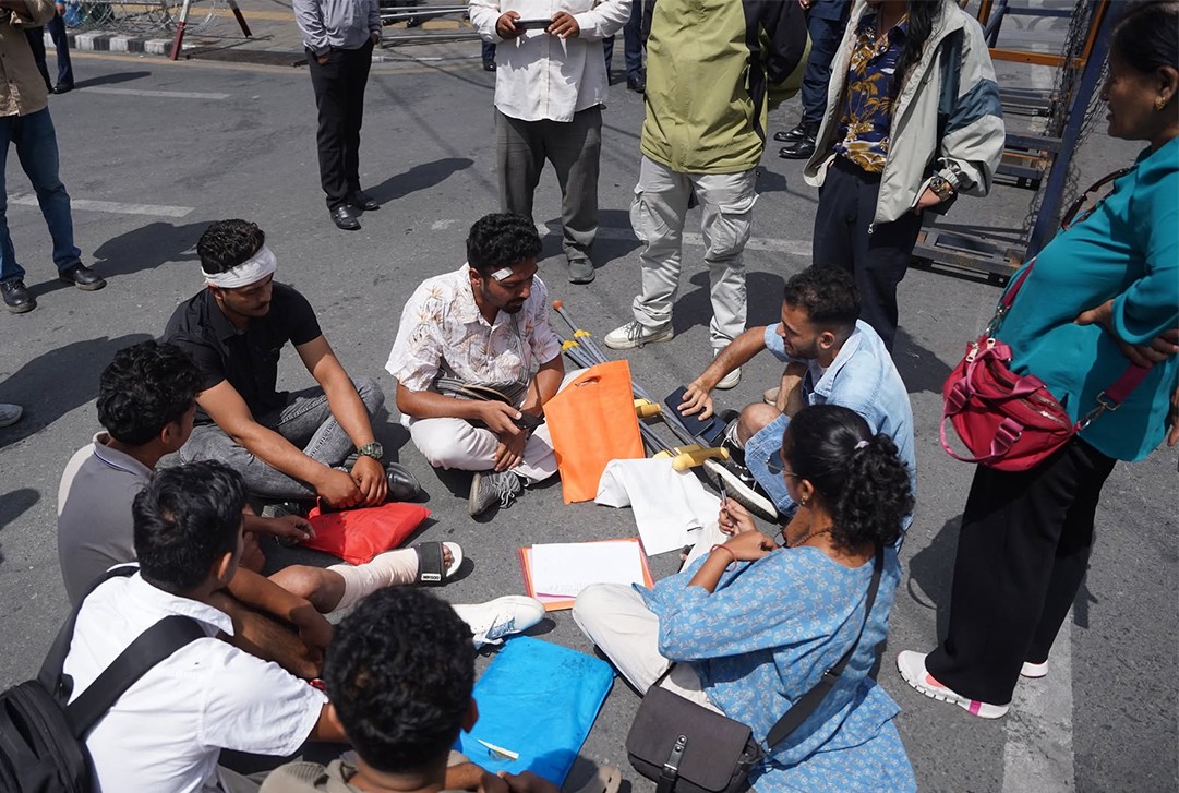 सिंहदरबारमा प्रवेश नपाएपछी जेनजी आन्दोलनका घाइतेहरुको  गेट धर्ना