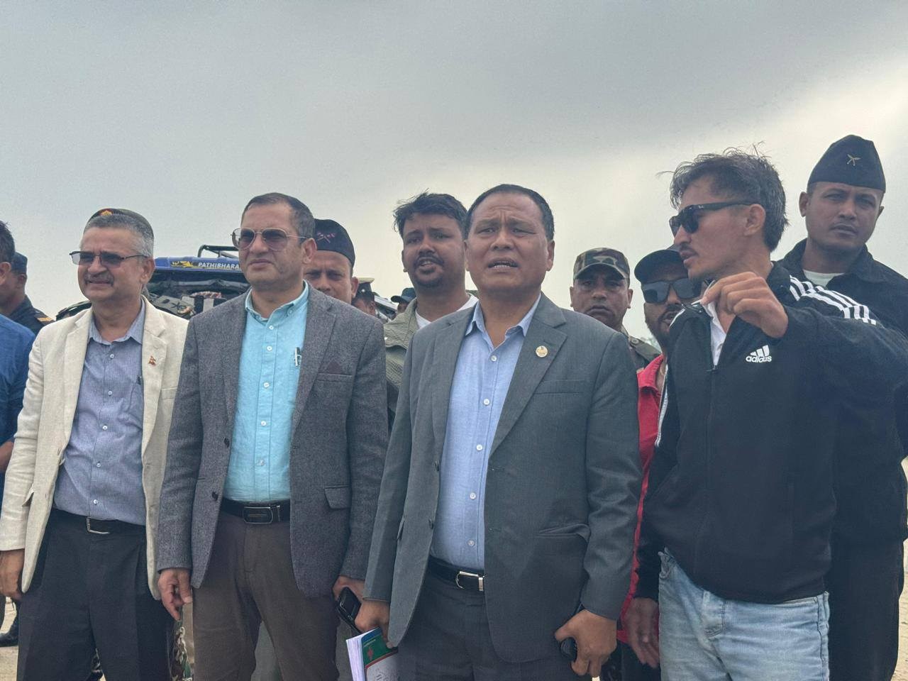 मन्त्री कुलमान घिसिङद्धारा १४ वर्षदेखि अलपत्र पारिएको कन्काई पुलको निरीक्षण, पुलबारे छिट्टै निर्णय गरिने