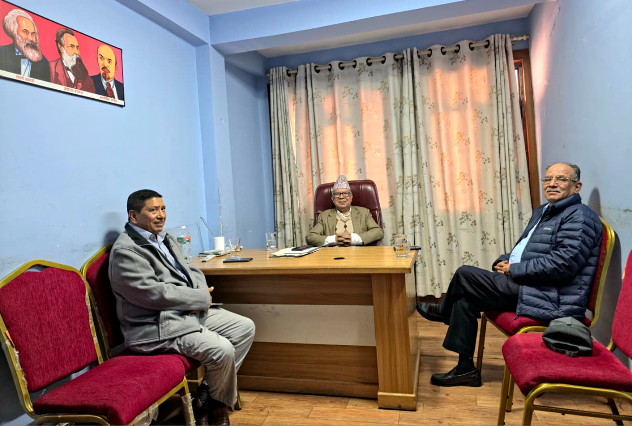 माधब नेपाललाई भेट्न प्रचण्ड र नारायणकाजी आलोकनगरमा