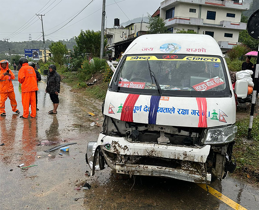 तनहुँमा माइक्रो दुर्घटना हुँदा १४ जना घाइते