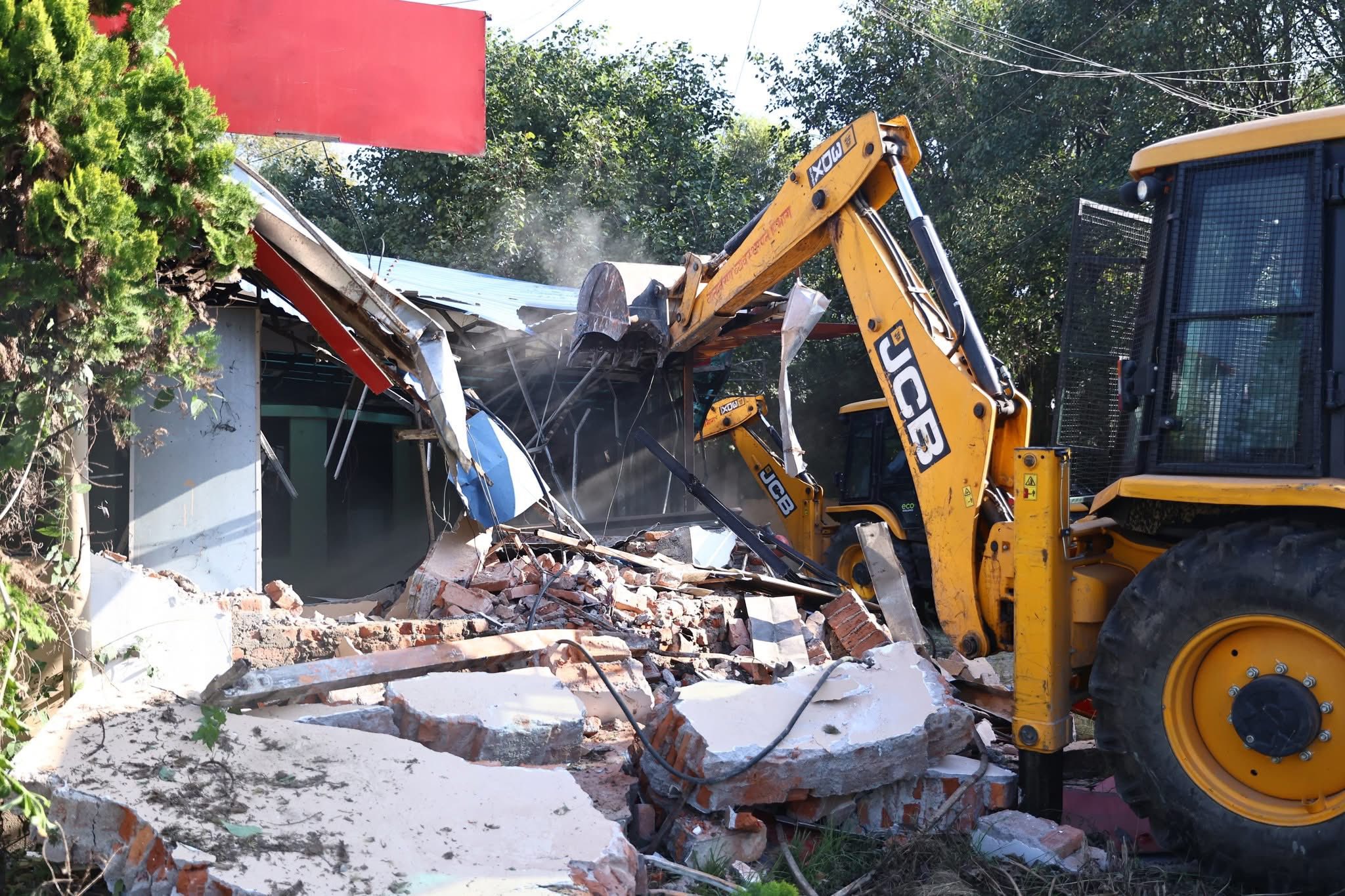 पूर्वमन्त्री खड्काले स्काउटको जग्गामा बनाएको संरचनामा महानगरले चलायो डोजर