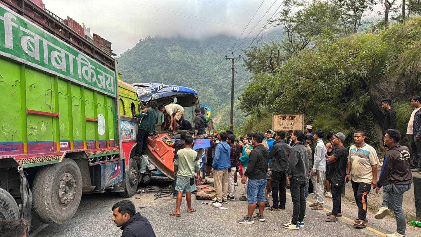 गाइघाटमा सातवटा गाडी एक आपसमा ठोक्किँदा २१ जना