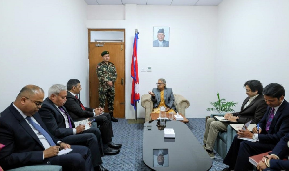 प्रधानमन्त्री कार्कीसँग भारतीय विदेश अतिरिक्त सचिव महावरको भेट